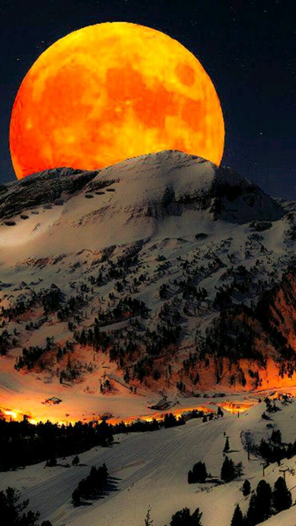 ماه کامل و کوهستان